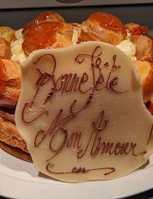 Gâteau St-Honoré sur commande avec plaque de chocolat personnalisée